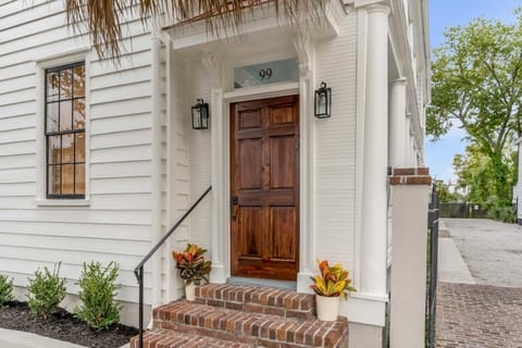 The Palmetto House B- Walk To King Street Condo in Charleston