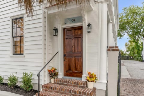 The Palmetto House B- Walk To King Street Apartment in Charleston