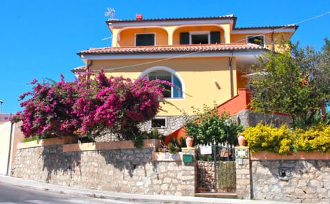 Property building, Facade/entrance, Spring, Day, Garden, Garden view