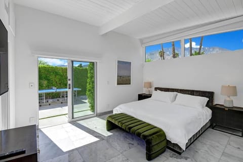 Palm Springs Luxury Home With a POOL, Next to Downtown & Airport House in Palm Springs