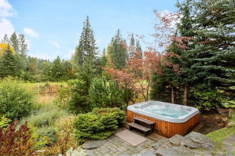 Big Sky Chalet | Stylish Guest Favourite, Hot Tub, Stunning Views House in Whistler