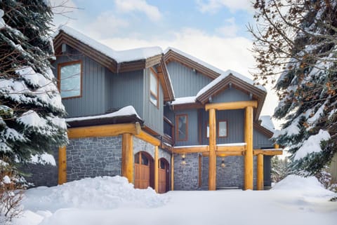 Big Sky Chalet | Stylish Guest Favourite, Hot Tub, Stunning Views House in Whistler