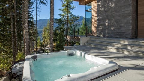 Kadenwood 2927 - Luxury Mountain View Chalet, Jacuzzi, Media Room - Whistler Platinum Casa in Whistler