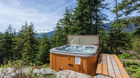 Kadenwood 2972 - Mountain Chalet, w/ Hot Tub, Pool Table, Fireplace - Whistler Platinum House in Whistler