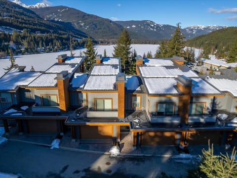 Lakecrest 7 | Upscale & Bright Retreat, Lake & Mountain Views, 5 min Drive to Gondolas Haus in Whistler