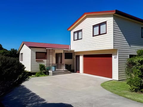 Hosts on the Coast 5 Doors Down House in Auckland Region