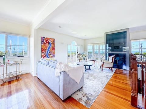 Elegant Bayside Retreat with Stunning Bay Views Haus in Hampton
