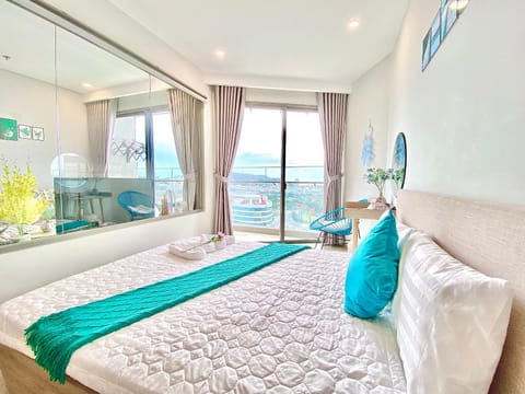 Bed, Natural landscape, TV and multimedia, Living room, Photo of the whole room, Sea view