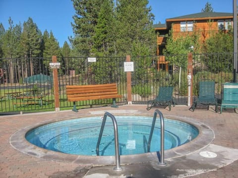 Tahoe Donner Cabin Minutes to Ski Sled Town HOA Amenities House in Truckee