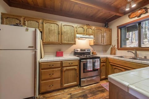 3BR Tahoe Donner Cabin with HOA Perks like Pools Hot-Tub Minutes to Trails Lake Golf Haus in Truckee