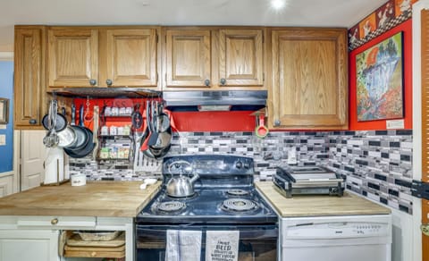 Kitchen or kitchenette, stove, stove, kitchen