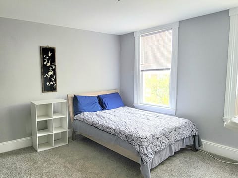Budget Bed Room near Downtown Inner Harbor w Free Parking Bed and Breakfast in Baltimore
