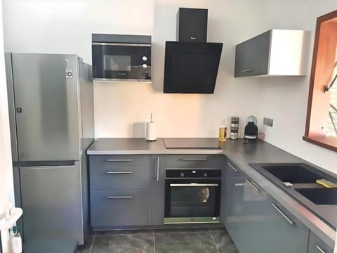 Kitchen or kitchenette, minibar, pet friendly, stove