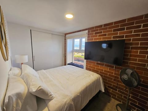 Bed, TV and multimedia, Photo of the whole room, Evening entertainment, Bedroom, City view, Mountain view, fireplace, hair dresser