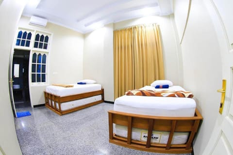 Sentosa Lodge Hostel in Padang