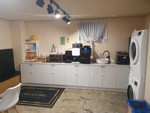 Coffee/tea facilities, Kitchen or kitchenette, Breakfast, washing machine, dryer