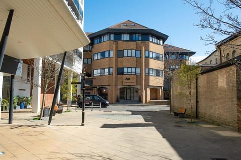 Space Apartments - Library House, Secure Parking, fast Wifi, Central Brentwood Eigentumswohnung in Brentwood