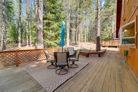 Rustic Truckee Cabin Retreat with Community Pool! Haus in Truckee