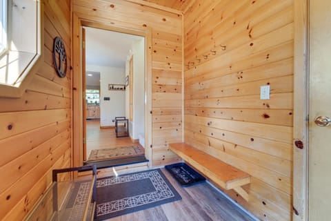 Rustic Truckee Cabin Retreat with Community Pool! Casa in Truckee