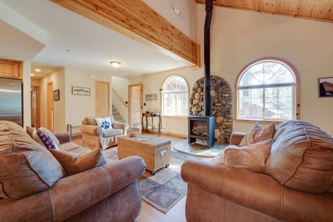 Rustic Truckee Cabin Retreat with Community Pool! House in Truckee