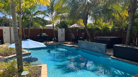 Billy's Resort-Clothing Optional- Men Only - Solo Hombres Bed and Breakfast in Wilton Manors