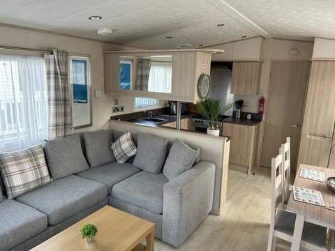 Beachcomber, A Modern caravan with CH and DG, Smart tv in every room and private broadband Eigentumswohnung in Rhyl