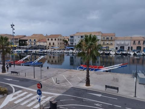 Studio cabine climatisé sur le port de Mèze Apartamento in Mèze