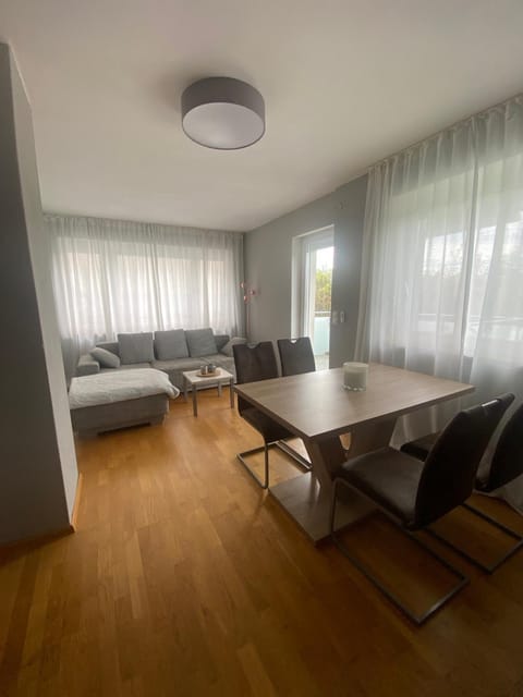 Wohnung im Grünen am Stadtrand, 50 m2, eigener Garten mit Terrasse, eigener Eingang, kostenloses Parken Condo in Salzburg