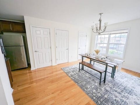 Luxury & Stylish Townhome, King Beds, W/D, Garage Appartement in Schenectady