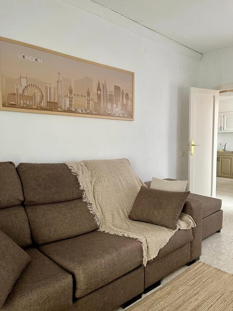 Communal lounge/ TV room, Living room, Seating area, Dining area, air conditioner