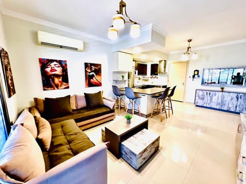 Communal lounge/ TV room, TV and multimedia, Kitchen or kitchenette, Living room, Seating area, Dining area, Evening entertainment, air conditioner