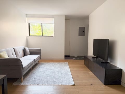 New Cozy Modern Minimalist Stay in Brooklyn at Rem-Casa Wohnung in East Flatbush