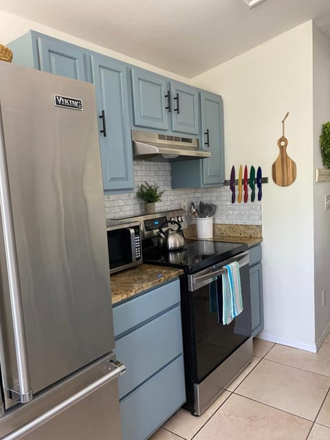 Kitchen or kitchenette, minibar, pet friendly, stove