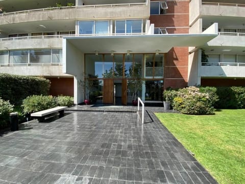 Alto Las Condes - A pasos del Mall - Excelente y cómodo Departamento p/2 personas Condo in Las Condes