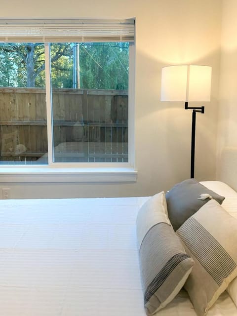 New Comfort Cozy Modern Apartment Unit4 Condo in Vancouver