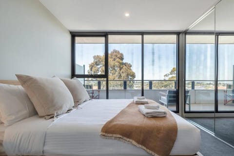 Terra Cotta - Brunswick Retreat with Breezy Balcony Condo in Melbourne