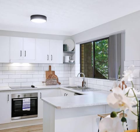 Toowong Village Tranquility - A Slice of Brisbane Condo in Toowong