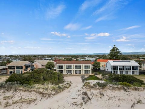 Beachside Beauty - Iconic Beachfront Panorama House in Adelaide