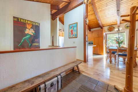Cozy Home with Lake Views, Private Hot-Tub, Close to Slopes and Town, Private HOA Beach Haus in Tahoe City