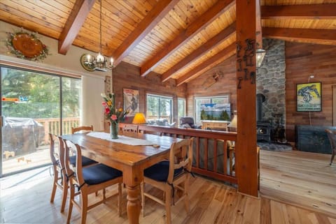 Cozy Home with Lake Views, Private Hot-Tub, Close to Slopes and Town, Private HOA Beach Casa in Tahoe City
