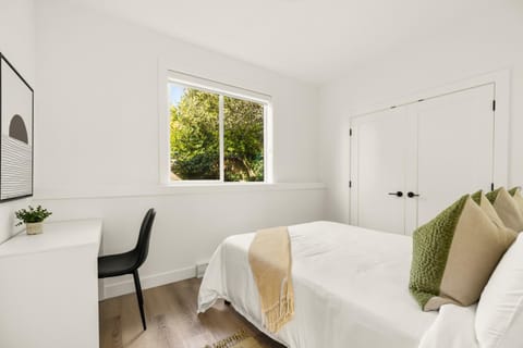 Centrally located, modern, private, garden suite Casa in Victoria