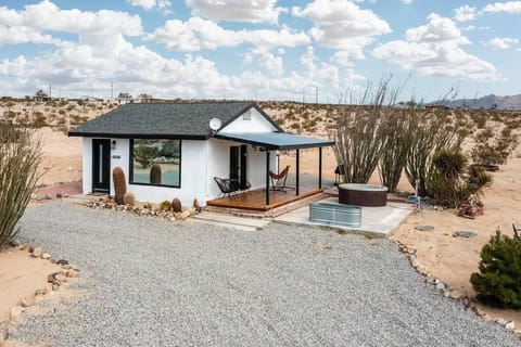 Secluded Retreat w Hot & Cowboy Tub on Scenic Road Haus in Twentynine Palms