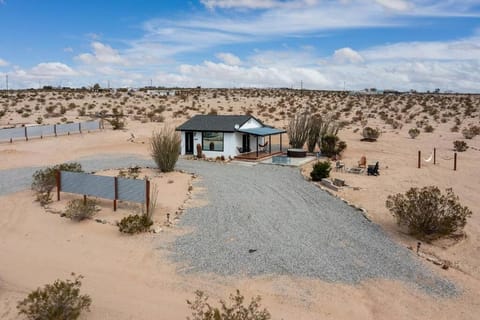 Secluded Retreat w Hot & Cowboy Tub on Scenic Road Haus in Twentynine Palms