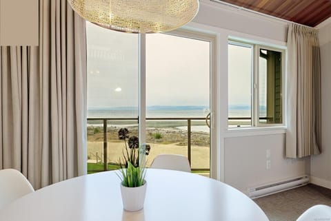 Oceanfront Loft - amazing views! Eigentumswohnung in Qualicum Beach