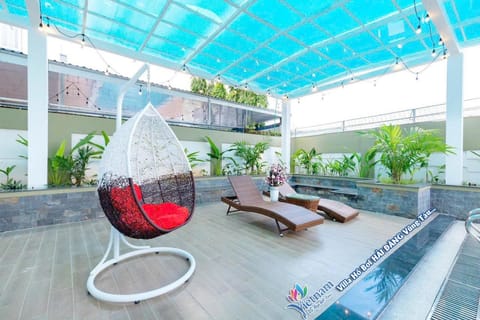 Patio, Day, Garden, Living room, Seating area, Garden view, Pool view, Swimming pool, sunbed