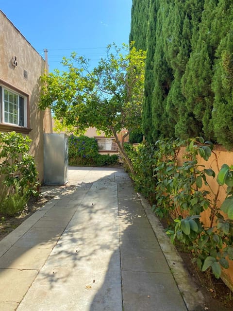 Lovely 3 bedroom-Beverly Hills front unit Villa in Beverly Hills