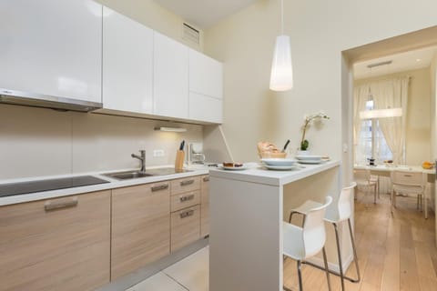 Kitchen or kitchenette, Dining area