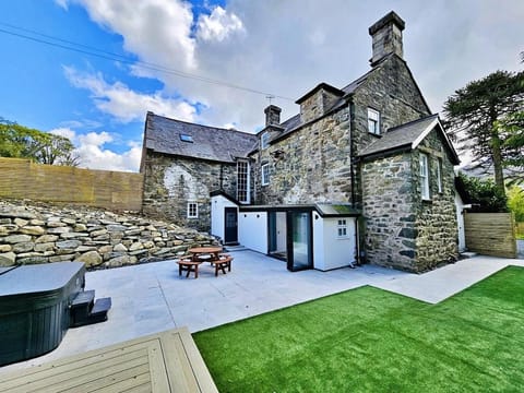 Finest Retreats - Y Llwyn Manor Snowdonia House in Dolgellau