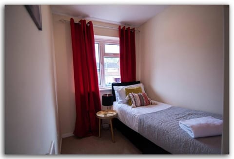 Lovely 3 bed Abode - Sleeps 5 Condo in Basingstoke