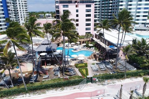 2 bedroom apartment w balcony & ocean view @ the beach 154 Appartamento in Miami Beach